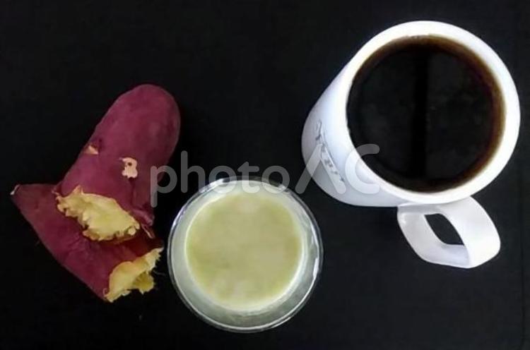 サツマイモ紅はるかと青汁牛乳などの昼食 コーヒータイム,コーヒーブレイク,サツマイモの写真素材