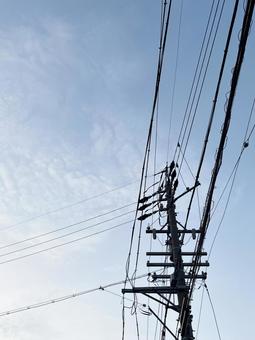 電柱と電線と空 電柱と電線と空の写真