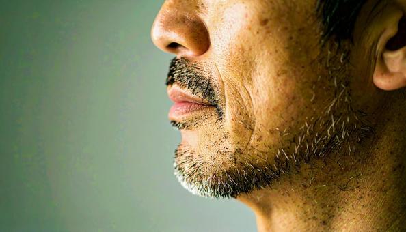 二重顎の男性の横顔 二重顎の男性の横顔の写真