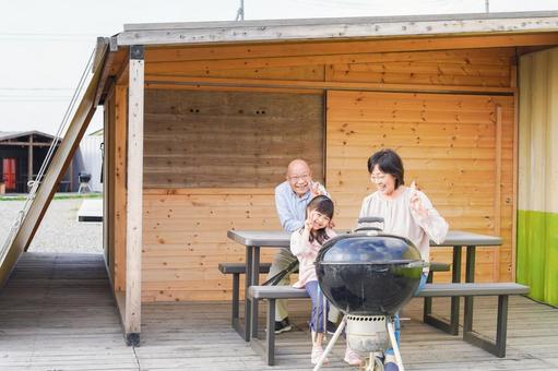 孫とキャンプをする高齢の夫婦 男性,子供,手を振るの写真素材