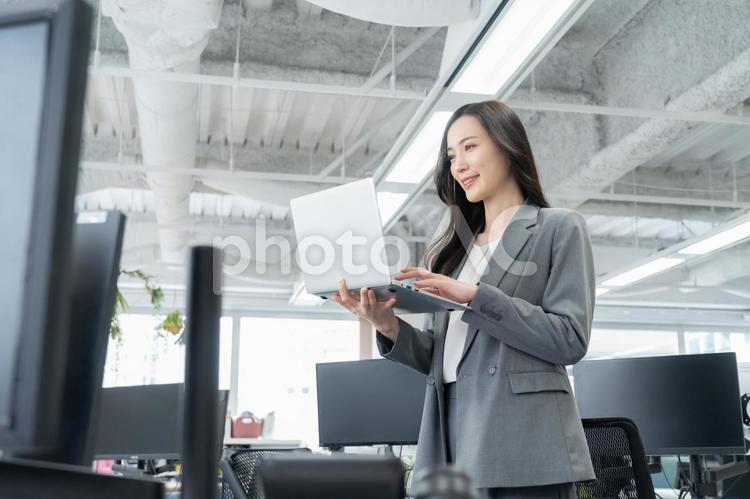 オフィスで仕事をする若いビジネスウーマン ビジネス,女性,オフィスの写真素材
