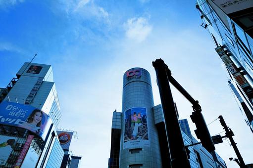 渋谷、青空を見上げる(2025夏) 渋谷、青空を見上げる(2025夏) 渋谷,空,ビルの写真素材