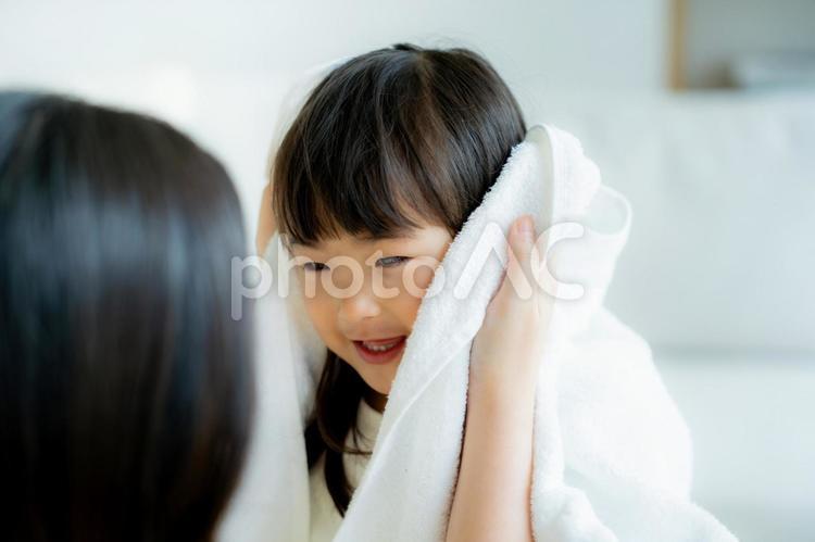女の子の髪の毛を拭くママ 風呂上がり,女の子,笑顔の写真素材