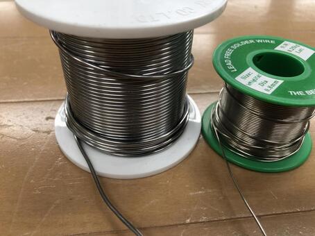 机に置かれたはんだリード はんだごて,半田ごて,はんだの写真素材