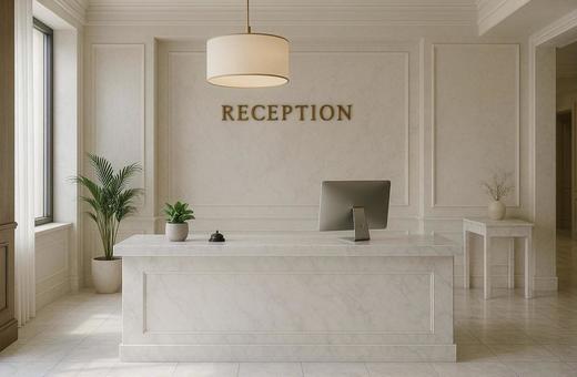 白を基調とした高級ホテルの無人フロントの写真