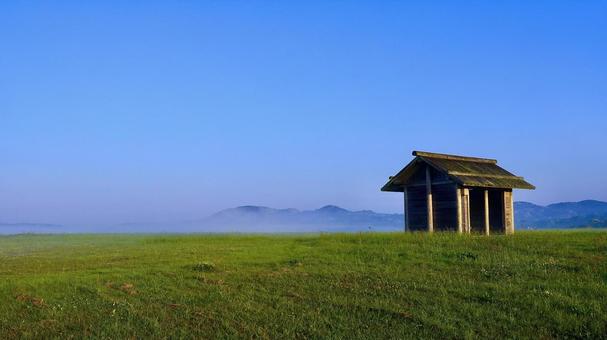 復元された弥生時代の小屋がある原の辻遺跡 復元された弥生時代の小屋がある原の辻遺跡 原の辻遺跡,小屋,原っぱの写真素材
