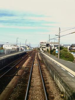 牟岐線の阿南駅のホームから線路を望む 鉄道風景,鉄道,四国の写真素材