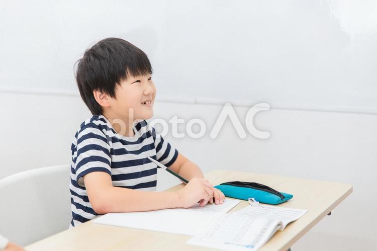 漢字の勉強をする小学生の男の子（日本人） 小学生,勉強,子供の写真素材