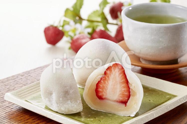 いちご大福 いちご大福,和菓子,半分の写真素材