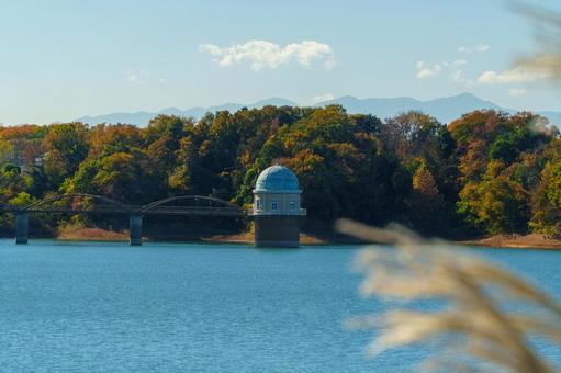 多摩湖の取水塔と紅葉 多摩湖,取水塔,紅葉の写真素材