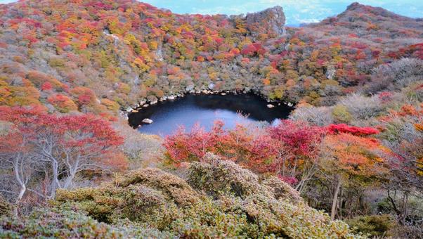 大船山から見える御池 九重,秋,風景の写真素材
