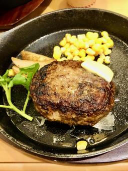 ハンバーグとポテト、コーン ハンバーグとポテト、コーンの写真