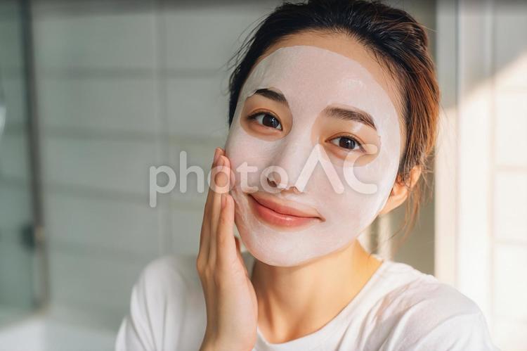 シートマスクでスキンケアする女性 シートマスク,パック,スキンケアの写真素材