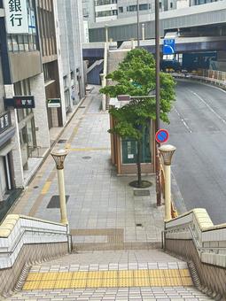 早朝の上野の街並み 歩道橋階段 早朝の上野の街並み 歩道橋階段 上野駅正面玄関口,歩道橋,上野駅前の写真素材