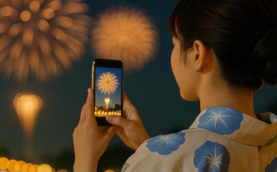 浴衣女性と夏の花火の写真