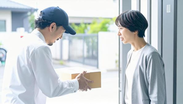 カスハライメージ:深く頭を下げる配達員 カスハライメージ:深く頭を下げる配達員の写真