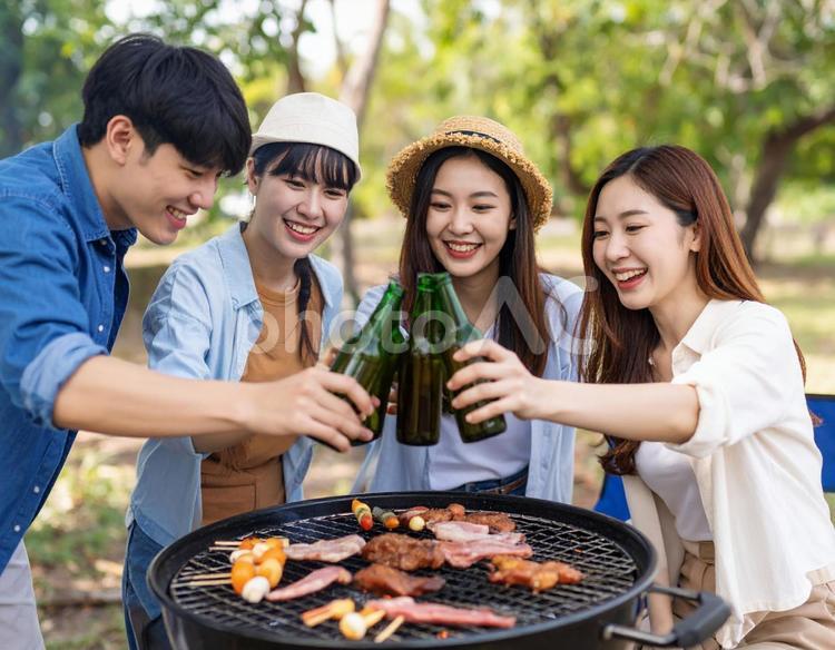 笑顔あふれる乾杯とバーベキューのひととき バーベキュー,焼肉,グリルの写真素材