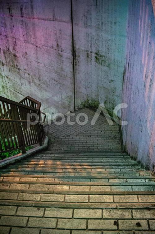 細い路地の階段 階段,歩行者専用,夜の写真素材