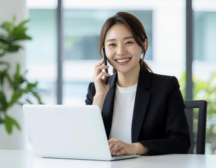 スマホ 若い女性の写真