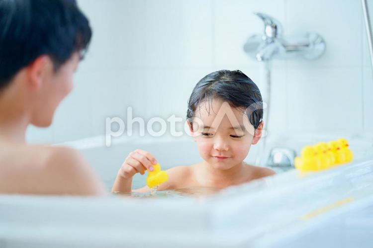 お風呂でアヒルのおもちゃで遊ぶ親子 お風呂,親子,父子の写真素材