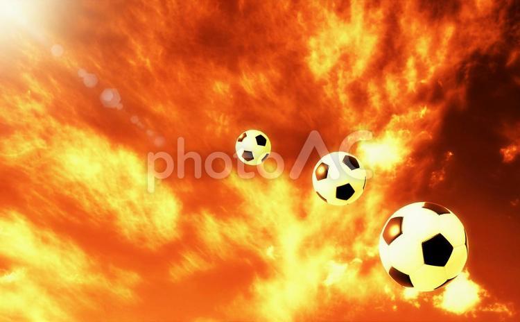 夕焼け空とサッカーボール・イメージ スポーツ,サッカー,サッカーボールの写真素材