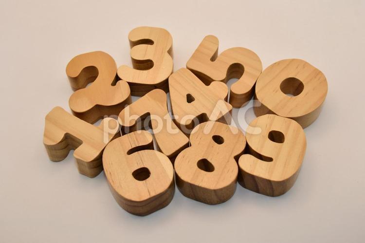 ばらばらに敷いた数字の積み木 木工品,インテリア,てかりの写真素材
