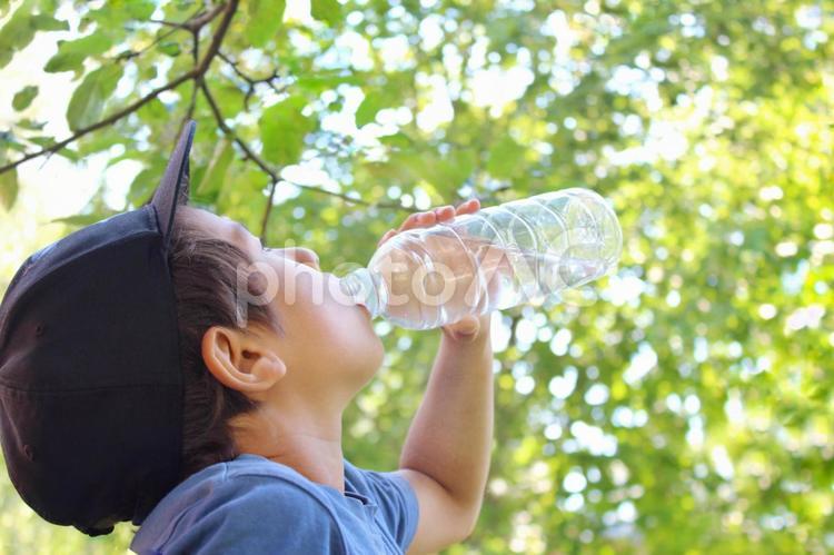 ペットボトルの水を飲む男の子 5 水分補給,飲む,喉が渇くの写真素材