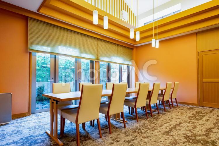 窓際に置かれた机と椅子 机,椅子,テーブルの写真素材