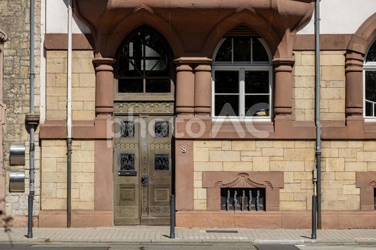 茶系の外壁の建物 外壁,茶色,窓の写真素材