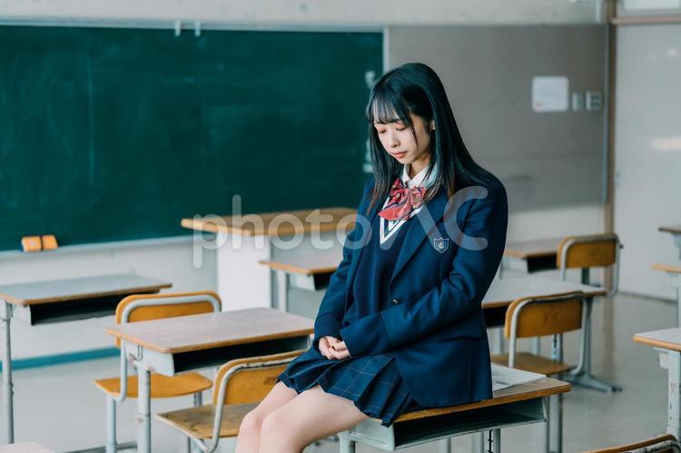 教室でひとり落ち込む女子高生 女子高校生,高校生,女子高生の写真素材