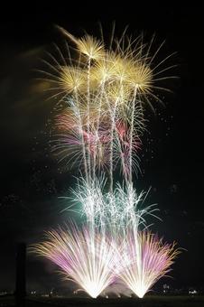 綺麗に撮れた伊勢花火_03 綺麗に撮れた伊勢花火_03 伊勢,花火,20周年の写真素材