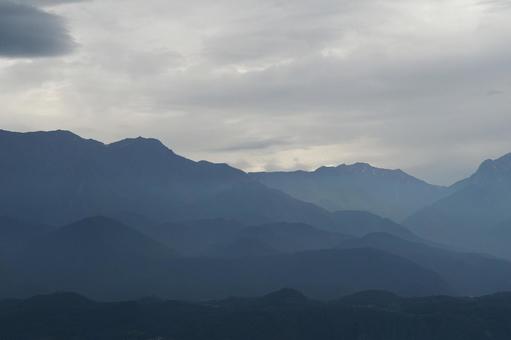 灰色の山並み 灰色の山並みの写真