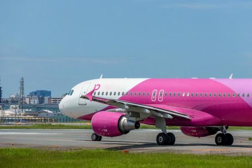 夏の昼、福岡空港を離陸するジェット機 夏の昼、福岡空港を離陸するジェット機 飛行機,航空機,旅客機の写真素材
