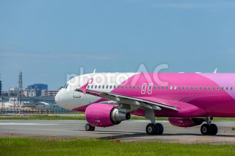 夏の昼、福岡空港を離陸するジェット機 飛行機,航空機,旅客機の写真素材