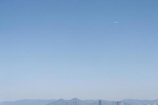 青空と遠くの飛行機 青空と遠くの飛行機 青空,快晴,空の写真素材