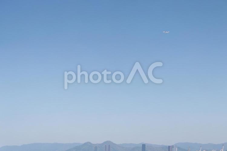 青空と遠くの飛行機 青空,快晴,空の写真素材