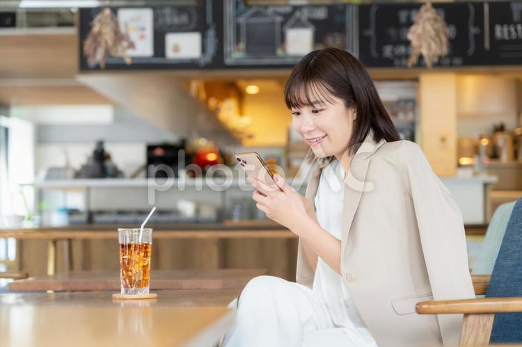 カフェでくつろぐビジネスウーマン カフェ,女性,スマホの写真素材