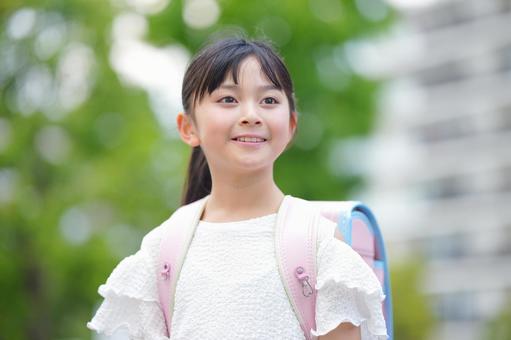 屋外でランドセルを背負って立っている女の子 子ども,女の子,小学生の写真素材