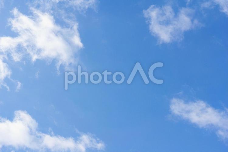 青空と白い雲 空,空背景,青空の写真素材