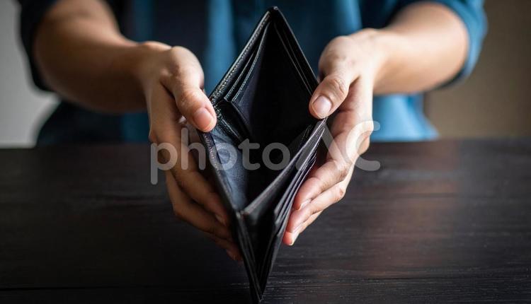 空っぽの財布を持つ手元 財布,持つ,手の写真素材