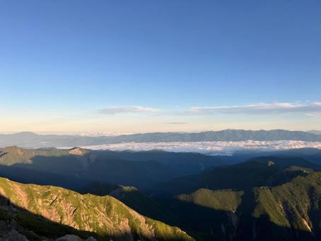 朝の南アルプスから望む周りの山々2 朝の南アルプスから望む周りの山々2の写真