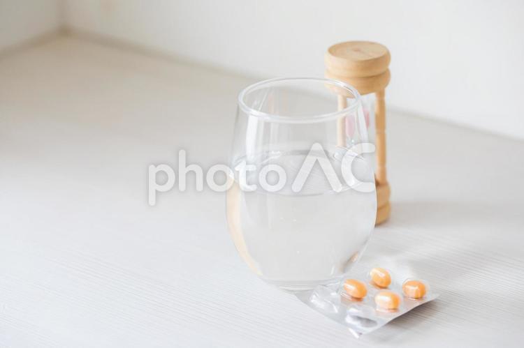 薬と砂時計 薬,砂時計,カプセルの写真素材