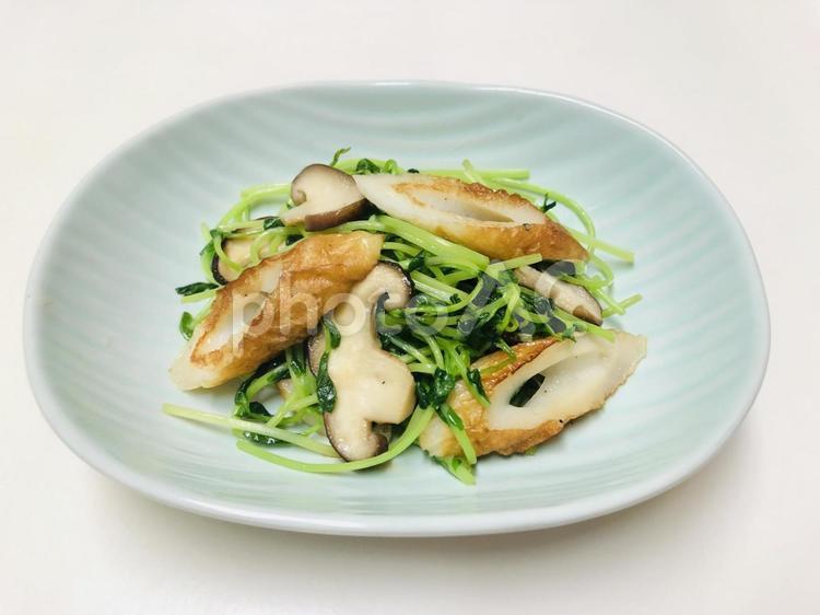 竹輪と豆苗の炒め物　椎茸入り 竹輪,豆苗,炒め物の写真素材