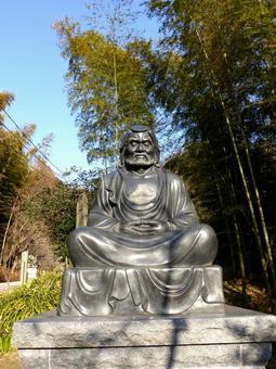 鎌倉市建長寺半蔵坊途中の達磨大師坐像 鎌倉市建長寺半蔵坊途中の達磨大師坐像 銅像,達磨大師,坐像の写真素材
