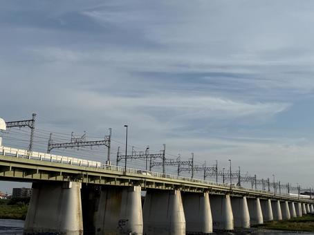 電車通過中 電車通過中 土手,河原,川の写真素材