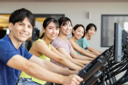 ジムでトレーニングする人々 ジム,トレーニング,フィットネスの写真素材