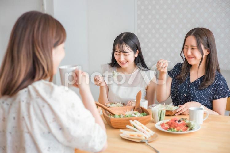 食事会で美味しい料理を食べる女性たち 女子会,料理,女性の写真素材