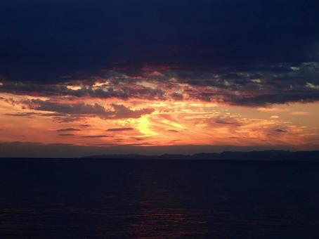 伊豆大島の夕暮れの空と海 伊豆大島,夕暮れ,夕方の空の写真素材