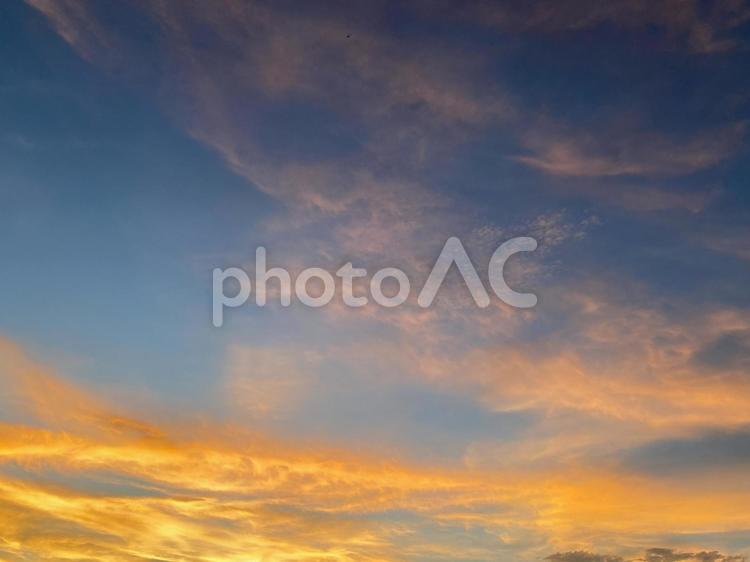 夕暮れの空と雲 夕焼け,夕日,空の写真素材