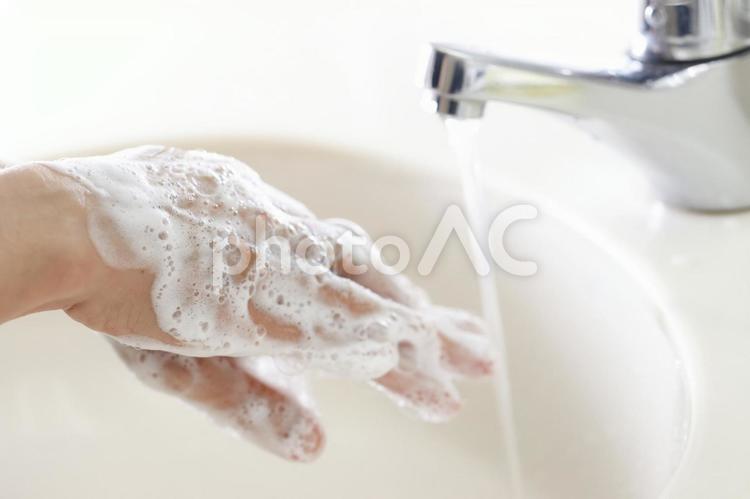 水道の蛇口と手を洗う人 手洗い,手,ボディパーツの写真素材